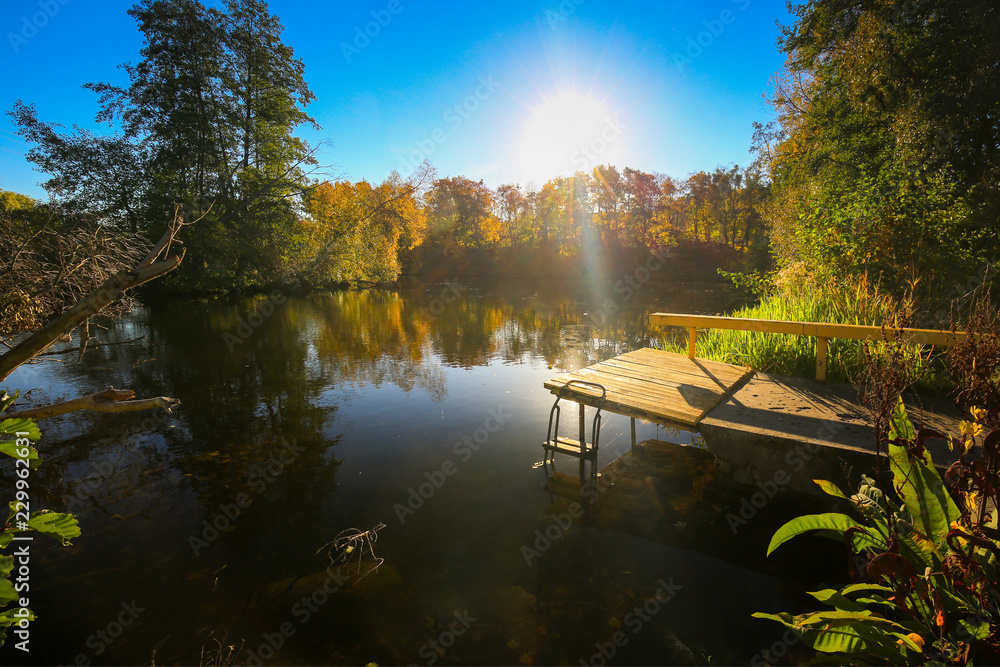 美丽的秋天映照在波兰的湖面上