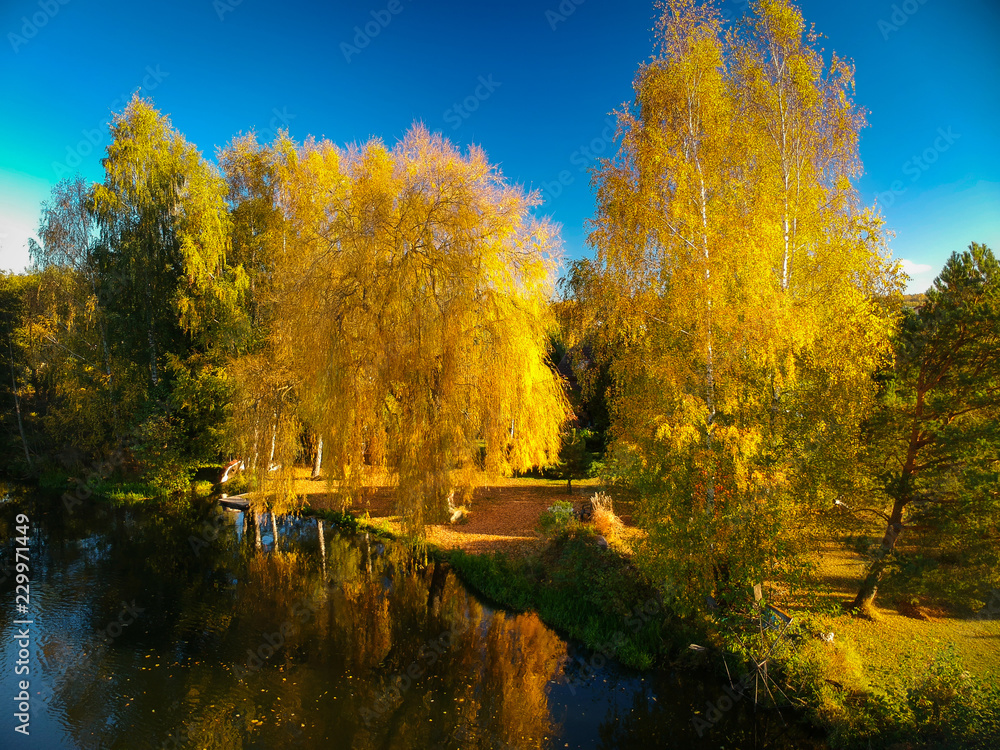 波兰湖上美丽的秋色