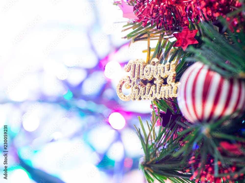圣诞树，带有美丽的圣诞装饰，背景模糊，散焦，特写，复制sp