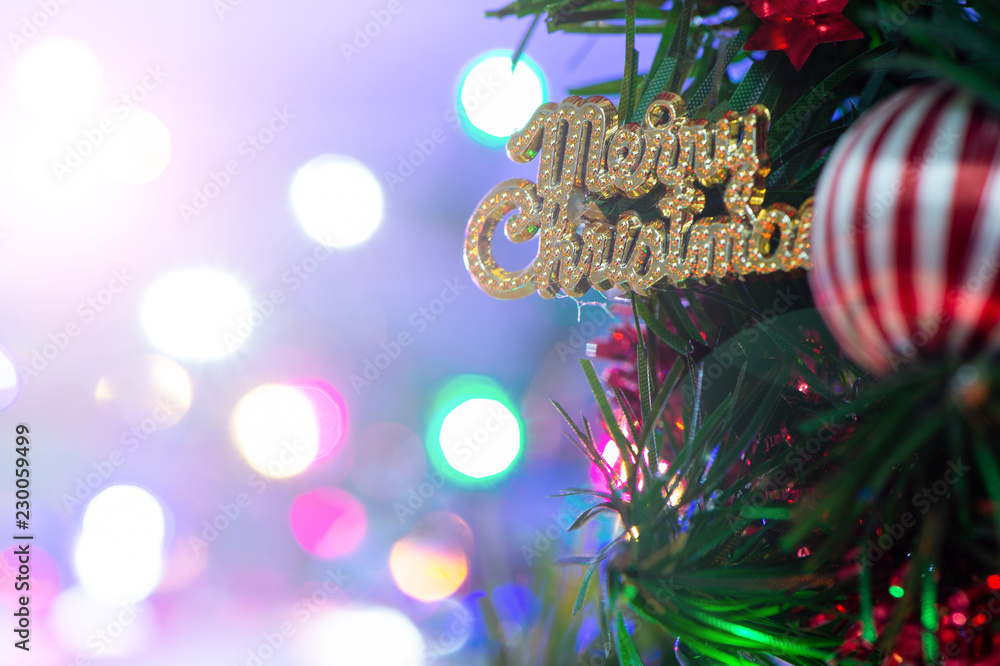 圣诞树，带有美丽的圣诞装饰，背景模糊，散焦，特写，复制sp