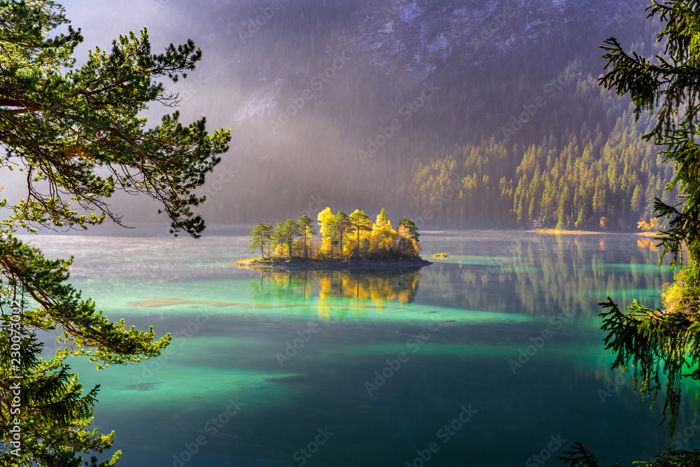 德国巴伐利亚阿尔卑斯山格兰瑙岛的美丽湖景