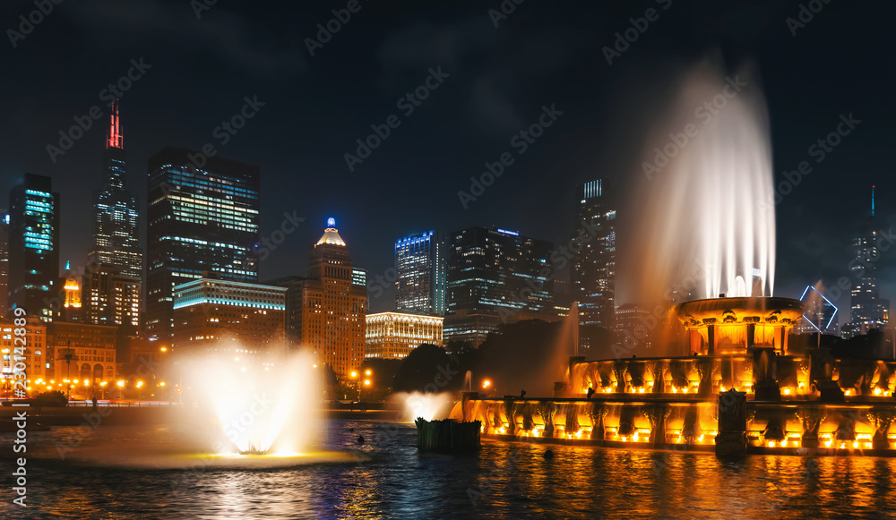 喷泉与芝加哥市中心摩天大楼的天际线相映成趣