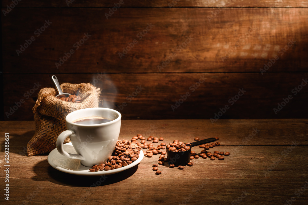 一杯黑咖啡或美式咖啡，包里有烤咖啡豆，有益健康的咖啡是黑的