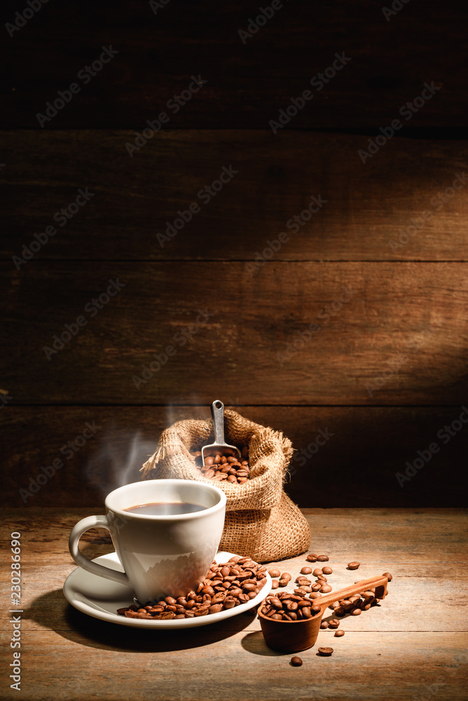 一杯黑咖啡或美式咖啡，袋装烤咖啡豆，有益健康的咖啡是黑的