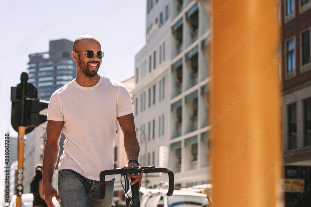 骑自行车享受城市漫步的英俊男子
