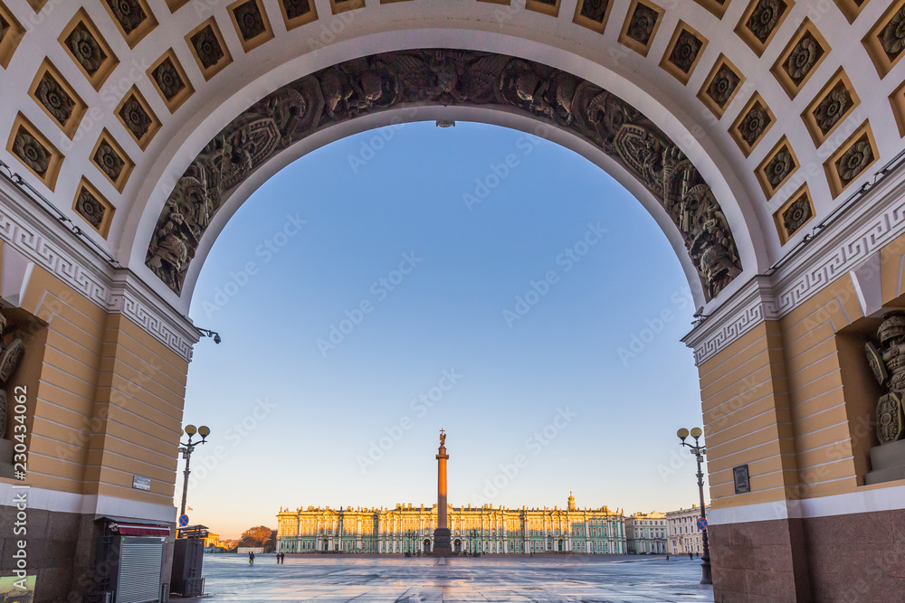 圣彼得堡的宫殿广场，包括冬宫、埃尔米塔什博物馆和亚历山大柱