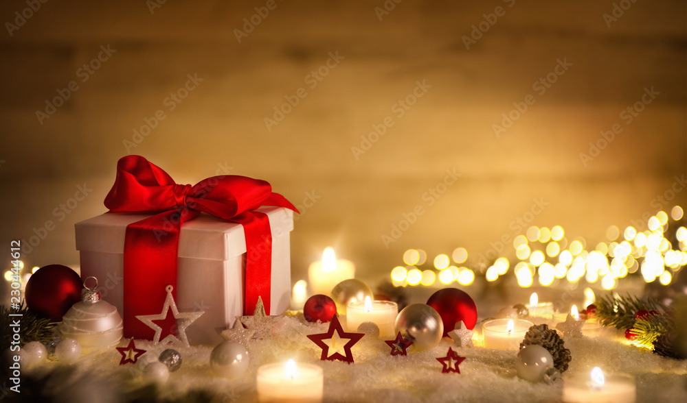 Weihnachten Hintergrund mit Geschenk und rotem乐队、Kerzen、Lichterkete、Weihnachtsdeko和Schnee