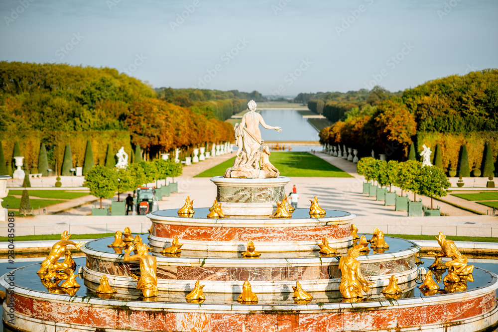 法国凡尔赛晨曦中的凡尔赛花园，带拉托纳喷泉和大运河