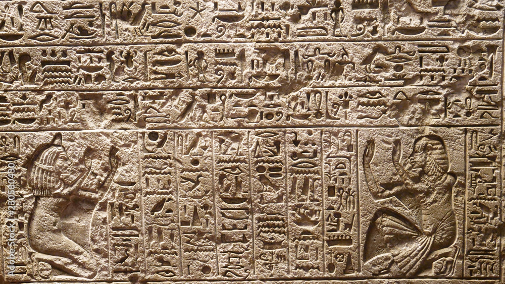 特写：雕刻在石墙上的美丽埃及符号的详细视图。