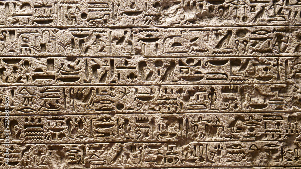 特写：传统的埃及文字和符号雕刻在一块大石头上。