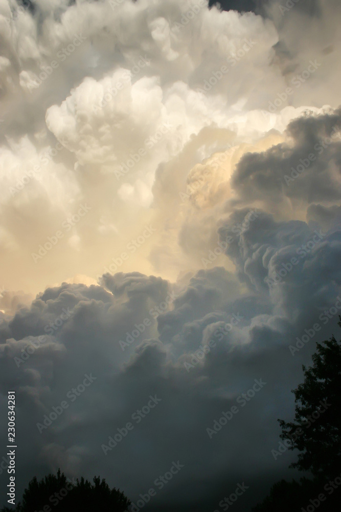 这些黑暗而引人注目的雷暴云在炎热潮湿的堪萨斯州上空直接形成