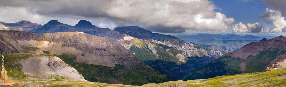 科罗拉多州Ouray的Imogene Pass，云层翻滚，高海拔植被，被武器打碎的巨石