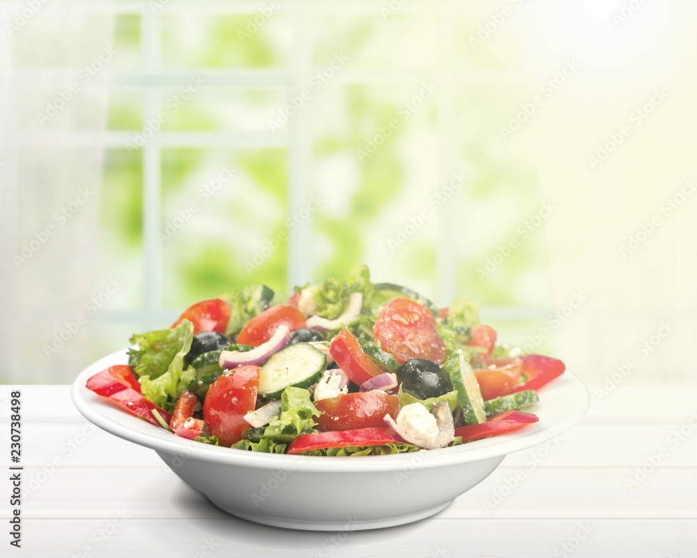 白色盘子里的蔬菜和新鲜沙拉的特写照片