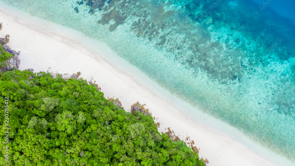 空中俯瞰美丽的热带岛屿，白色沙滩和蓝色清澈的海水，俯视图