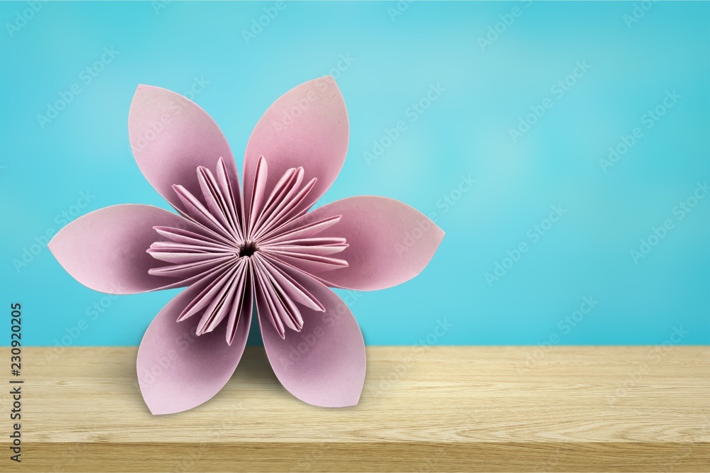 桌上的粉红色折纸花