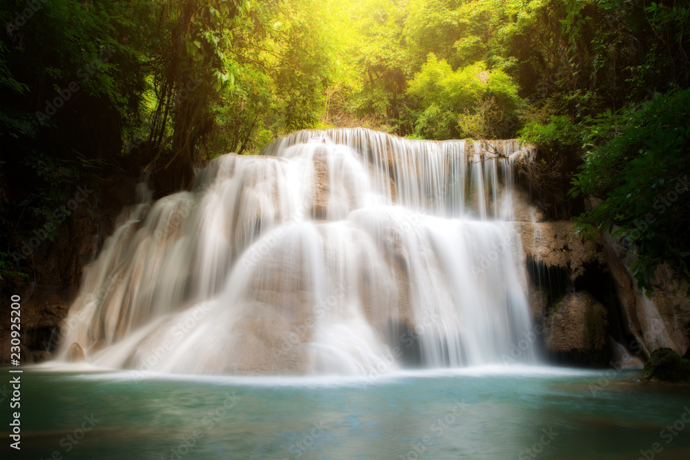 Huay MaeKamin瀑布是泰国堪察那布里省热带森林中美丽的瀑布。