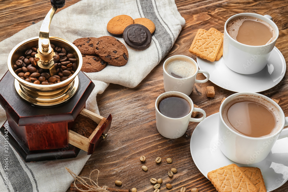 木桌上有美味芳香的咖啡和饼干的杯子