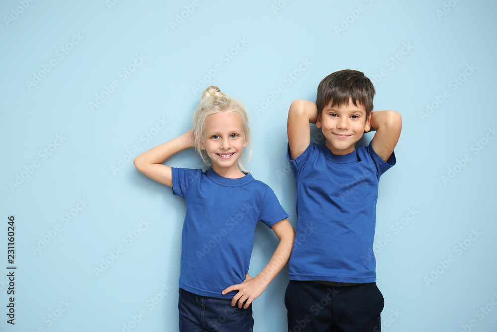 男孩和女孩穿着彩色背景t恤