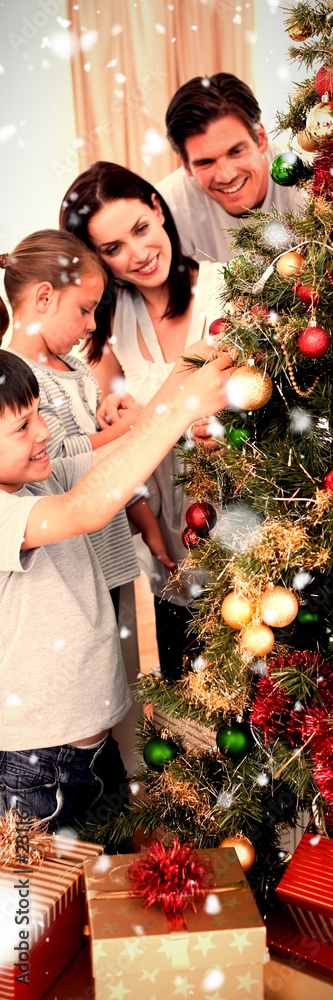 幸福家庭装饰圣诞树的合成图像
