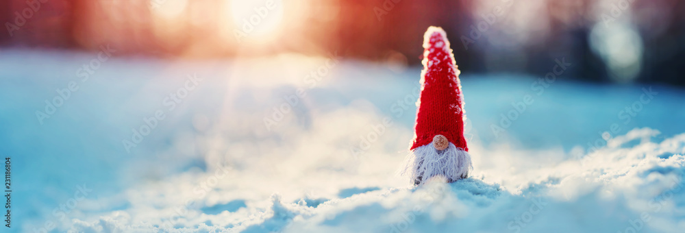 蓝色背景下柔软雪地上的小针织雪人