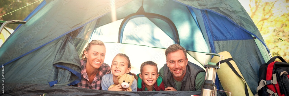 微笑的一家人躺在帐篷里