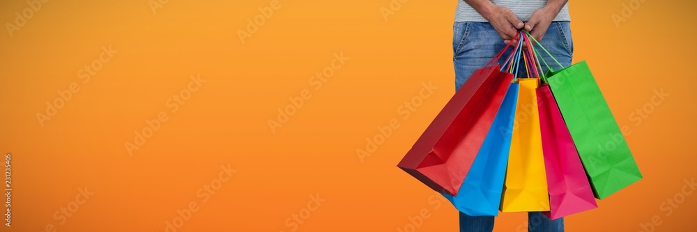 携带彩色购物物品的男子低截面合成图像