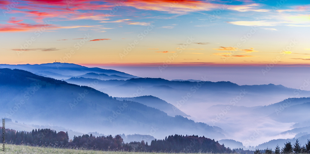 风景优美的山景。日落时德国黑森林的景色。丰富多彩的旅行背景。