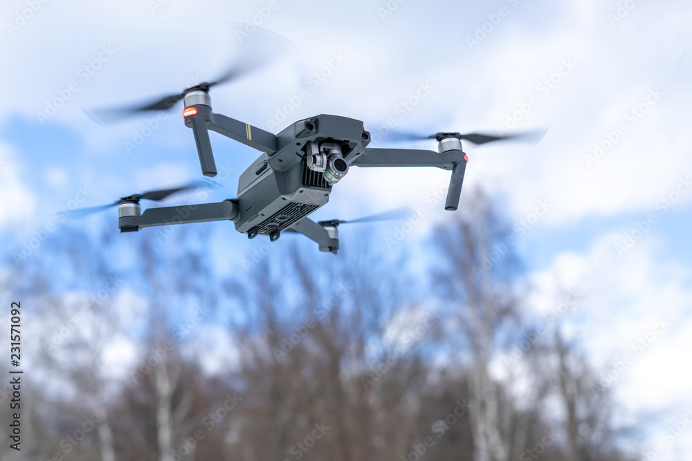 农村地区配备高分辨率数码相机的专业无人机四旋翼机。