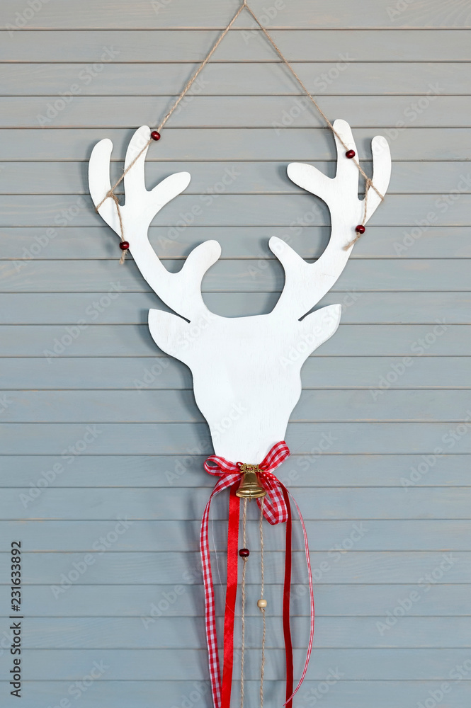 鹿头挂在墙上。圣诞装饰