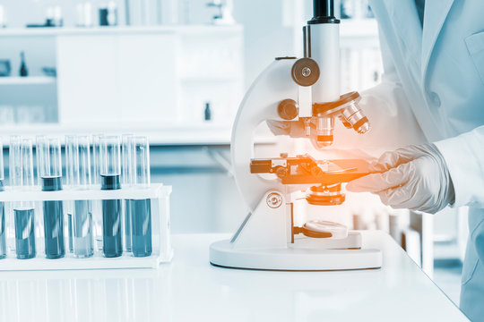 科学家手中的烧瓶和实验室里的科学实验设备，化学家手中的显微镜