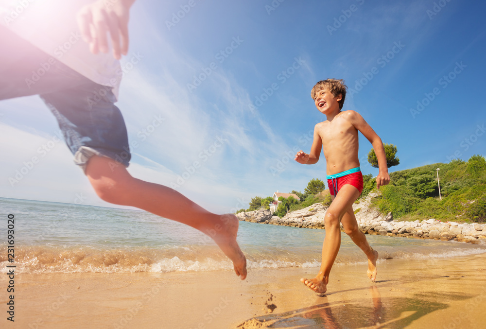 快乐男孩和朋友玩沙滩游戏