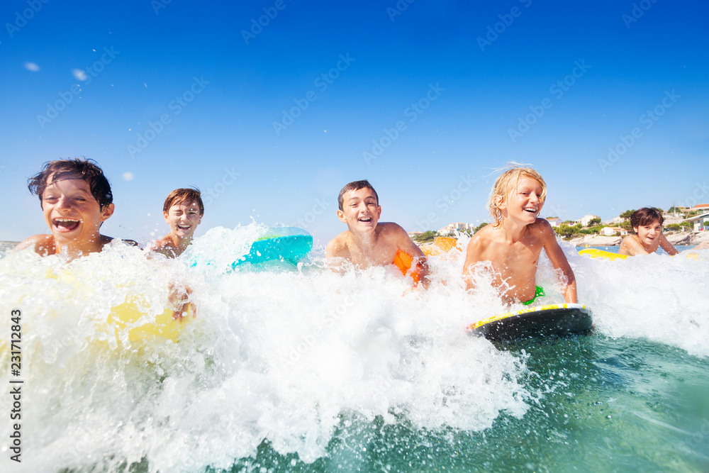 快乐的青少年在冲浪板上乘风破浪