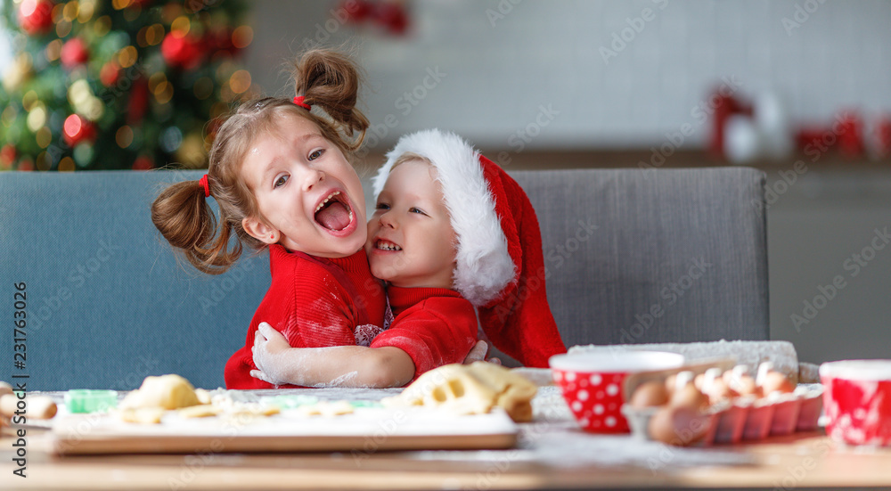 快乐的孩子们烤圣诞饼干