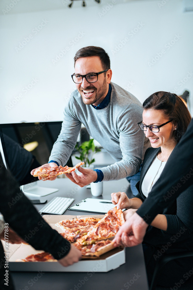 几个同事正在午休，吃披萨。