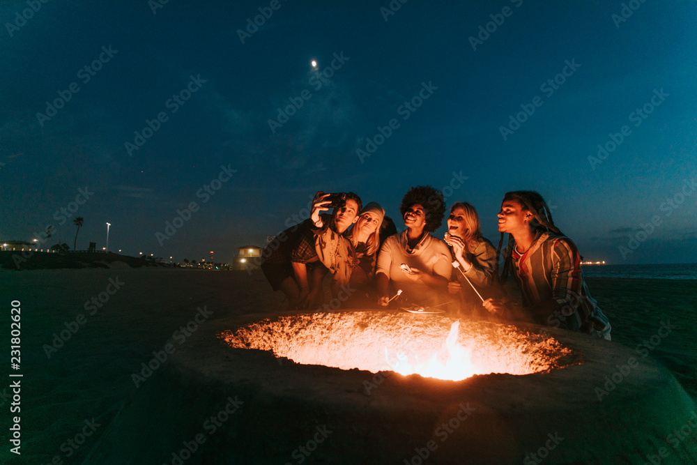 朋友们在篝火上烤棉花糖