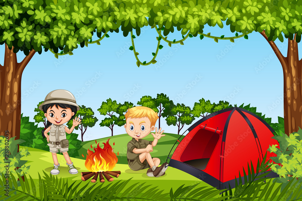 两个孩子在树林里露营