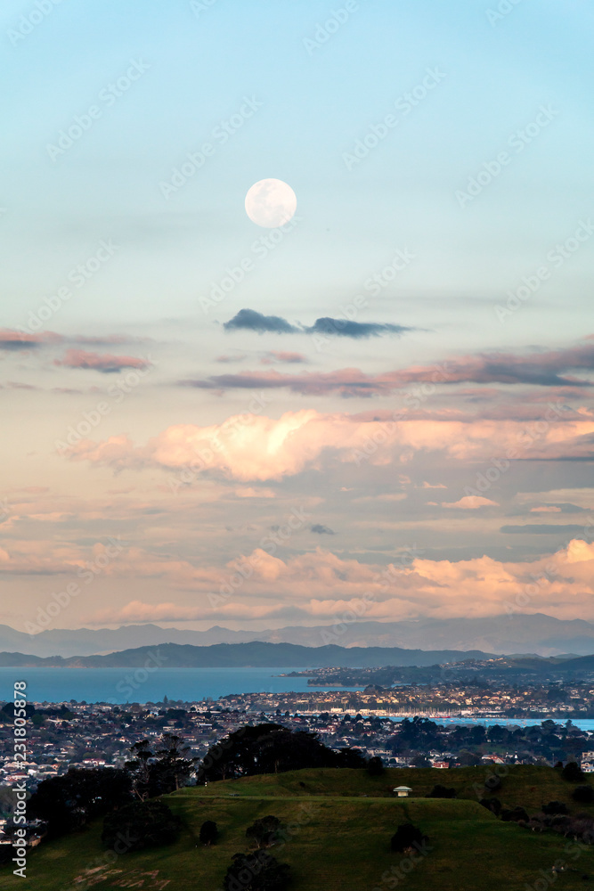 新西兰奥克兰上空升起的满月