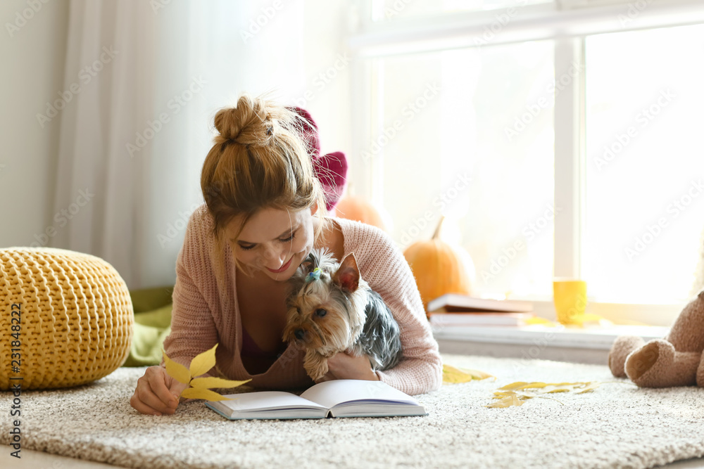 秋天的一天，带着可爱小狗的女人在家看书