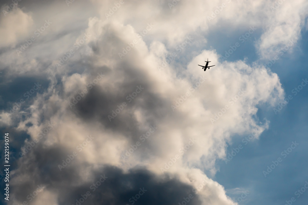 飞机在云中飞行