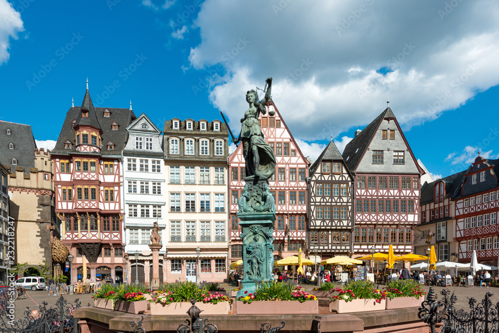 德国法兰克福图片-德国法兰克福罗默堡老城区广场，贾斯蒂娅雕像。