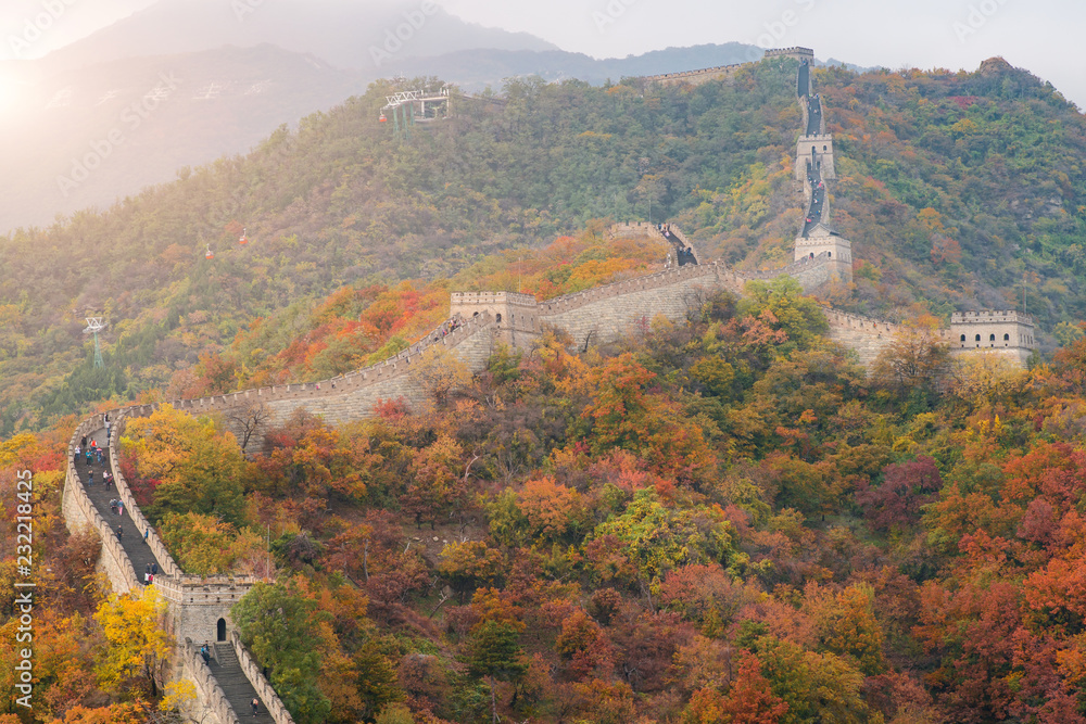 中国长城远景压缩塔和墙段秋季山区nea