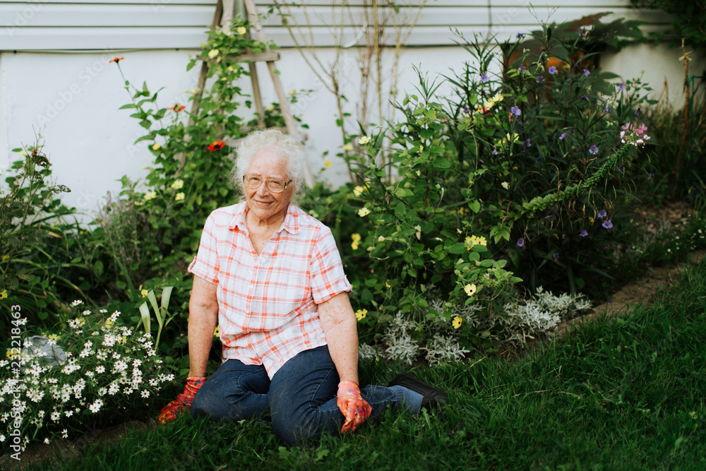 快乐的老年妇女在她的花园里