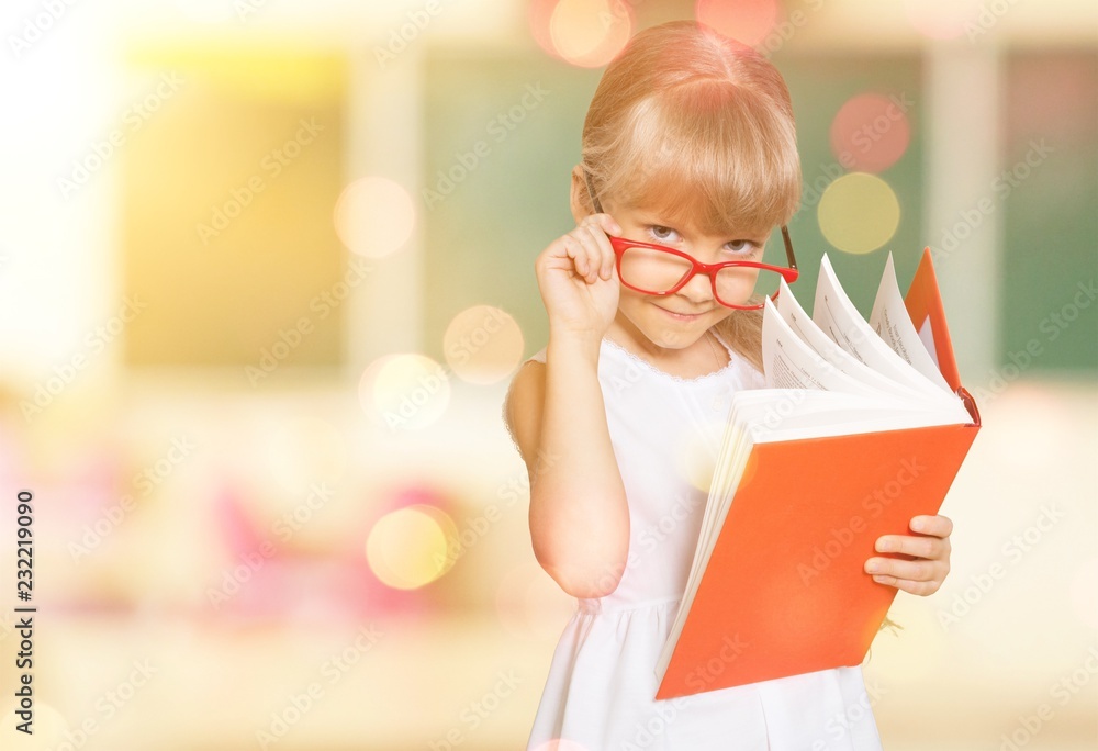 教育和学校理念-带书的小学生女孩