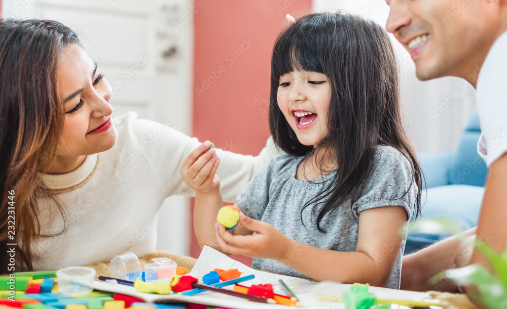 女儿玩积木胜过父母，幸福的家庭理念