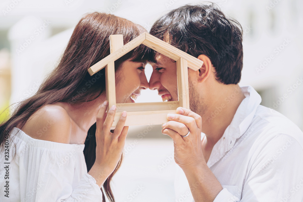 一对年轻夫妇计划买房，过上幸福的生活。