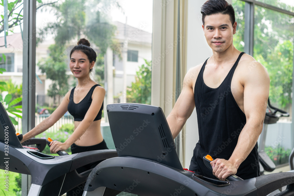 运动型跑步者在健身馆的跑步机上跑步。健康的生活方式理念。