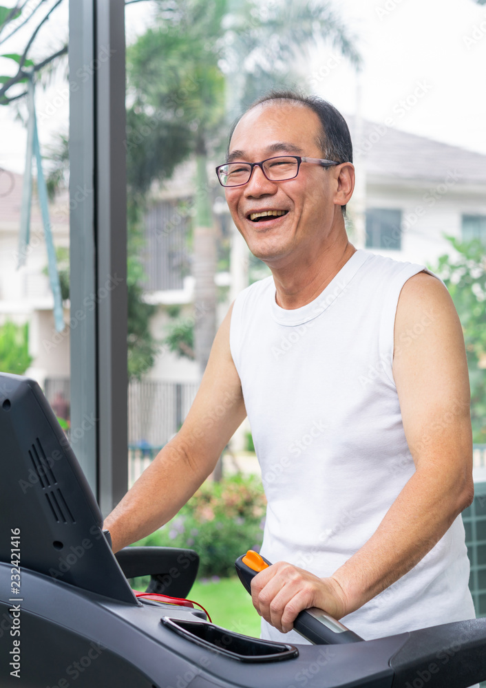 老年人在健身中心的跑步机上锻炼。成熟健康的生活方式。