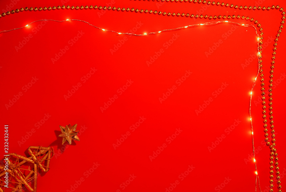红色背景的圣诞灯，俯视图