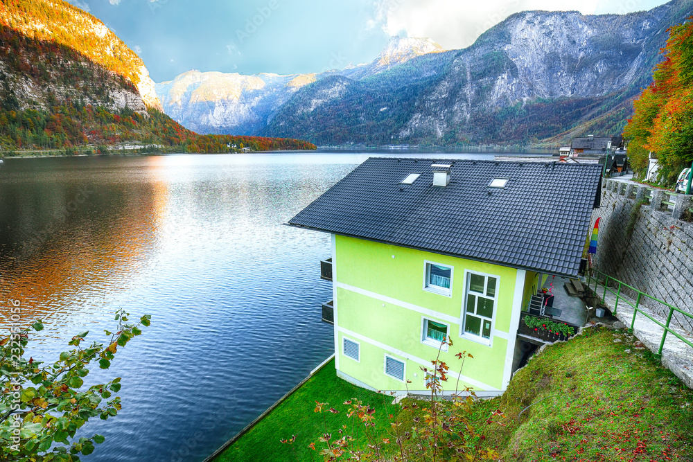 奥地利阿尔卑斯山哈尔斯塔特村湖畔的现代住宅。