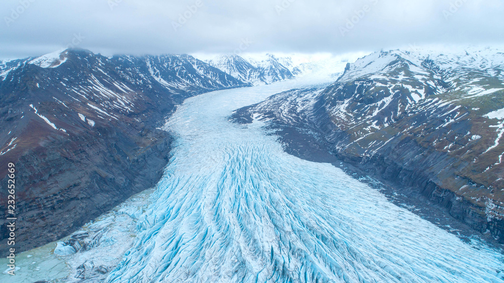 美丽的冰川流经冰岛的山脉。鸟瞰图和俯视图。